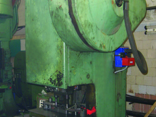 Round guide system in sintered metal press